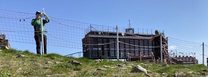 Přírodu na Sněžce opět chrání ochranné sítě Foto: Radek Drahný Správa KRNAP Přírodu na Sněžce opět chrání ochranné sítě Foto: Radek Drahný Správa KRNAP
