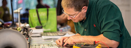 Opravář v Repair Café v Bruselu Foto: Philippe / Flickr.com Opravář v Repair Café v Bruselu Foto: Philippe / Flickr.com