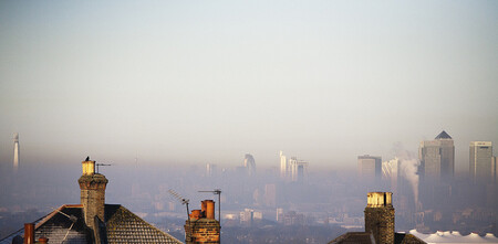 Ve Velké Británii se v současné době připravuje plán, jak zlepšit ovzduší v deseti nejvíce zamořených městech. Na ilustračním snímku smog v Olndýně.