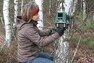 Ilka Reinhardtová vyměňuje paměťovou kartu ve fotopasti. Právě odtud byla vyfocena skupinka pěti štěňat pobíhajících po cestě Ilka Reinhardtová vyměňuje paměťovou kartu ve fotopasti. Právě odtud byla vyfocena skupinka pěti štěňat pobíhajících po cestě
