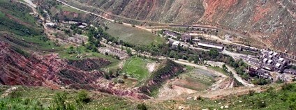 Pohled na starý areál dolu a uranové odkaliště v Mailuu Suu, Kyrgyzstán Foto: Peter Waggit - IAEA Imagebank Flickr
