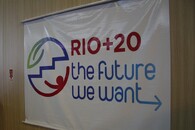 Plakát s logem konference Rio+20
