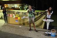 Aktivisté na Rio+20 právě udělují poslední Fosílii dne Austrálii